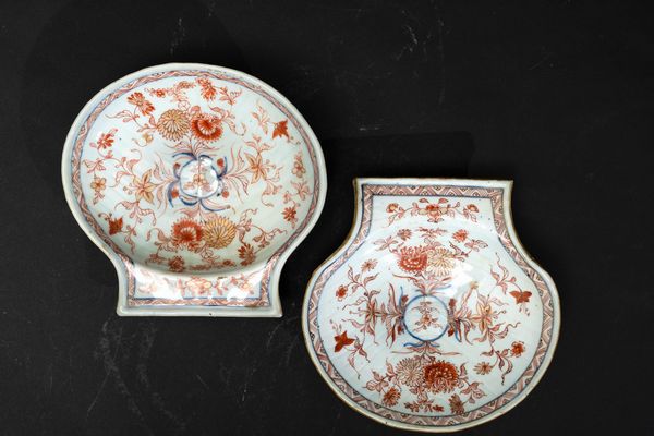 Piccolo piatto a foggia di conchiglia in porcellana Imari con decori floreali, Cina, Dinastia Qing, epoca Kangxi (1662-1722)  - Asta Arte Orientale - Associazione Nazionale - Case d'Asta italiane