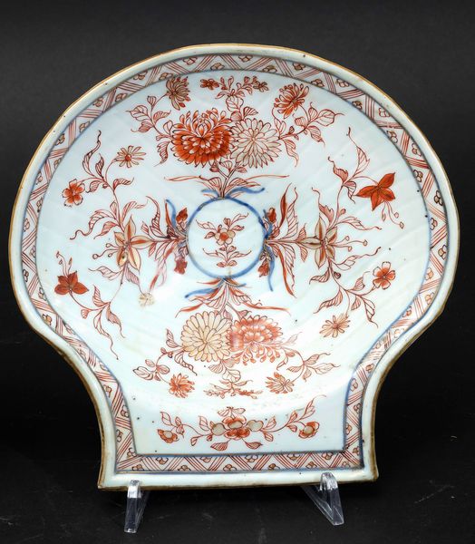 Piccolo piatto a foggia di conchiglia in porcellana Imari con decori floreali, Cina, Dinastia Qing, epoca Kangxi (1662-1722)  - Asta Arte Orientale - Associazione Nazionale - Case d'Asta italiane