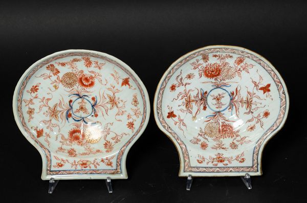 Piccolo piatto a foggia di conchiglia in porcellana Imari con decori floreali, Cina, Dinastia Qing, epoca Kangxi (1662-1722)  - Asta Arte Orientale - Associazione Nazionale - Case d'Asta italiane