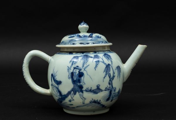 Teiera in porcellana bianca e blu con personaggio entro paesaggio, Cina, Dinastia Qing, epoca Qianlong (1736-1796)  - Asta Arte Orientale - Associazione Nazionale - Case d'Asta italiane