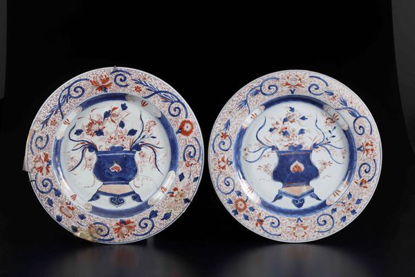 Coppia di piatti in porcellana Imari con soggetti naturalistici e decori floreali, Cina, Dinastia, epoca Kangxi (1662-1722)  - Asta Arte Orientale - Associazione Nazionale - Case d'Asta italiane