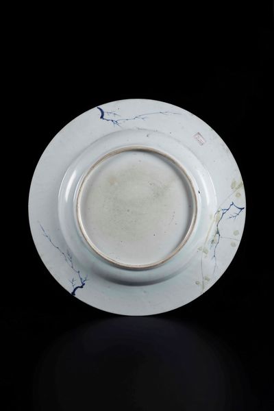 Coppia di piatti in porcellana Imari con soggetti naturalistici e decori floreali, Cina, Dinastia, epoca Kangxi (1662-1722)  - Asta Arte Orientale - Associazione Nazionale - Case d'Asta italiane