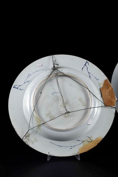 Coppia di piatti in porcellana Imari con soggetti naturalistici e decori floreali, Cina, Dinastia, epoca Kangxi (1662-1722)  - Asta Arte Orientale - Associazione Nazionale - Case d'Asta italiane