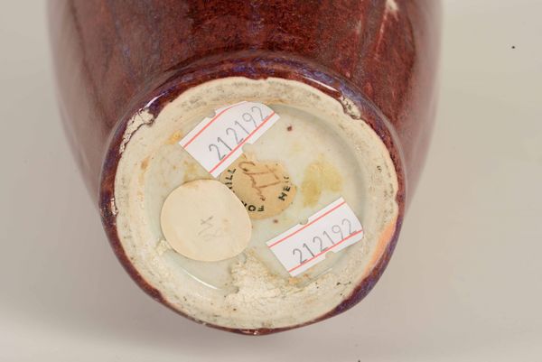 Vaso in porcellana monocroma sangue di bue e figure di rane a rilievo, Cina, Dinastia Qing, epoca Guangxu (1875-1908)  - Asta Arte Orientale - Associazione Nazionale - Case d'Asta italiane