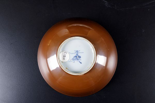 Lotto composto da coppa e piattino in porcellana bianca e blu con decori floreali, Cina, Dinastia Qing, XVII-XVIII secolo  - Asta Arte Orientale - Associazione Nazionale - Case d'Asta italiane