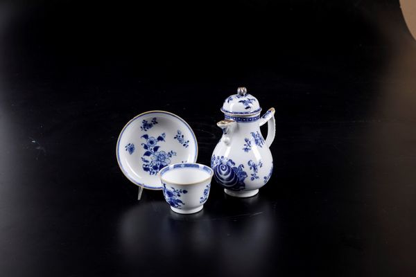 Lotto composto da lattiera e tazzina con piattino in porcellana bianca e blu con decori floreali e profili dorati, Cina, Dinastia Qing, epoca Qianlong (1736-1796)  - Asta Arte Orientale - Associazione Nazionale - Case d'Asta italiane