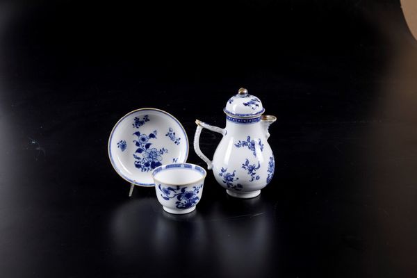 Lotto composto da lattiera e tazzina con piattino in porcellana bianca e blu con decori floreali e profili dorati, Cina, Dinastia Qing, epoca Qianlong (1736-1796)  - Asta Arte Orientale - Associazione Nazionale - Case d'Asta italiane