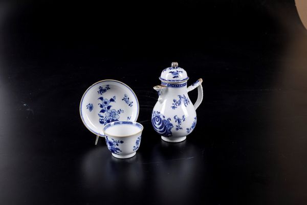 Lotto composto da lattiera e tazzina con piattino in porcellana bianca e blu con decori floreali e profili dorati, Cina, Dinastia Qing, epoca Qianlong (1736-1796)  - Asta Arte Orientale - Associazione Nazionale - Case d'Asta italiane