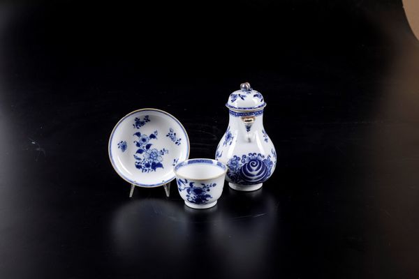 Lotto composto da lattiera e tazzina con piattino in porcellana bianca e blu con decori floreali e profili dorati, Cina, Dinastia Qing, epoca Qianlong (1736-1796)  - Asta Arte Orientale - Associazione Nazionale - Case d'Asta italiane