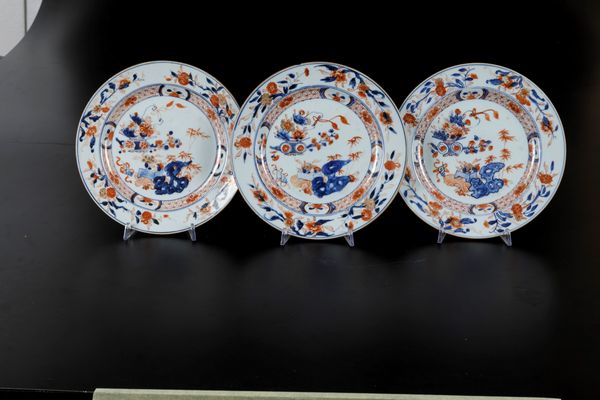 Tre piatti in porcellana Imari con soggetto naturalistico centrale e decori floreali, Cina, Dinastia Qing, epoca angxi (1662-1722)  - Asta Arte Orientale - Associazione Nazionale - Case d'Asta italiane