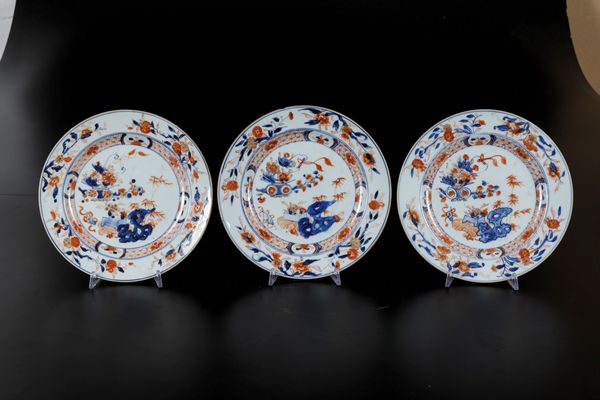 Tre piatti in porcellana Imari con soggetto naturalistico centrale e decori floreali, Cina, Dinastia Qing, epoca angxi (1662-1722)  - Asta Arte Orientale - Associazione Nazionale - Case d'Asta italiane