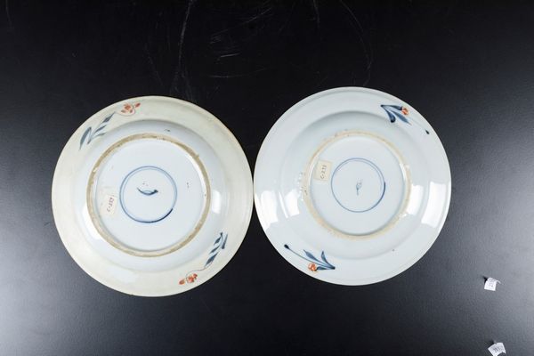 Lotto composto da due piatti e un bicchiere in porcellana Imari con decori floreali, Cina, Dinastia Qing, epoca Kangxi (1662-1722)  - Asta Arte Orientale - Associazione Nazionale - Case d'Asta italiane