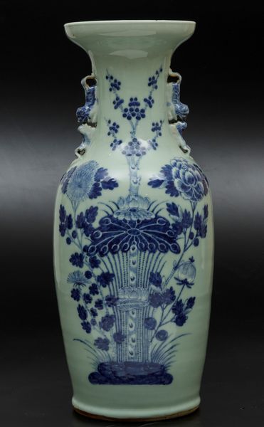 Vaso in porcellana bianca e blu con decoro floreale su fondo Celadon e figure di leoncini a rilievo, Cina, Dinastia Qing, XIX secolo  - Asta Arte Orientale - Associazione Nazionale - Case d'Asta italiane