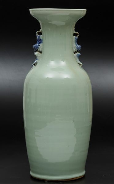 Vaso in porcellana bianca e blu con decoro floreale su fondo Celadon e figure di leoncini a rilievo, Cina, Dinastia Qing, XIX secolo  - Asta Arte Orientale - Associazione Nazionale - Case d'Asta italiane