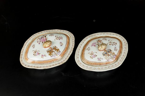 Coppia di portavivande in porcellana Compagnia delle Indie nei toni della Famiglia Rosa con decori floreali e stemmi, Cina, Dinastia Qing, XIX secolo  - Asta Arte Orientale - Associazione Nazionale - Case d'Asta italiane
