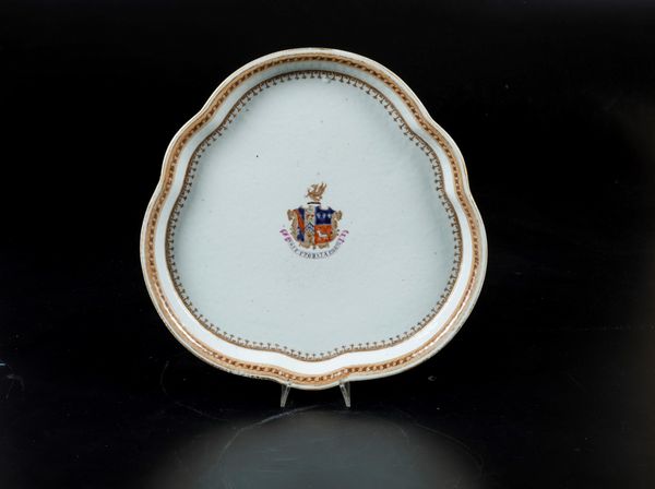 Piatto sagomato in porcellana Compagnia delle Indie nei toni della Famiglia Rosa con decori floreali e stemmi, Cina, Dinastia Qing, XIX secolo  - Asta Arte Orientale - Associazione Nazionale - Case d'Asta italiane