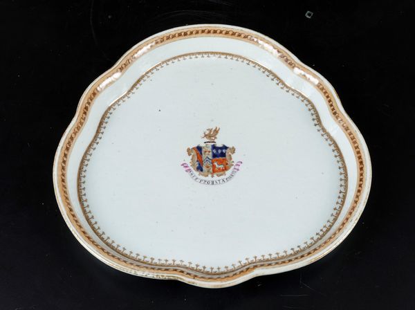 Piatto sagomato in porcellana Compagnia delle Indie nei toni della Famiglia Rosa con decori floreali e stemmi, Cina, Dinastia Qing, XIX secolo  - Asta Arte Orientale - Associazione Nazionale - Case d'Asta italiane