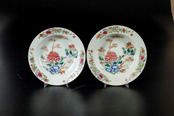 Coppia di piatti in porcellana Famiglia Rosa con peonie e decori floreali, Cina, Dinastia Qing, epoca Qianlong (1736-1796)  - Asta Arte Orientale - Associazione Nazionale - Case d'Asta italiane