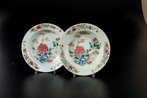 Coppia di piatti in porcellana Famiglia Rosa con peonie e decori floreali, Cina, Dinastia Qing, epoca Qianlong (1736-1796)  - Asta Arte Orientale - Associazione Nazionale - Case d'Asta italiane
