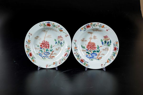 Coppia di piatti in porcellana Famiglia Rosa con peonie e decori floreali, Cina, Dinastia Qing, epoca Qianlong (1736-1796)  - Asta Arte Orientale - Associazione Nazionale - Case d'Asta italiane