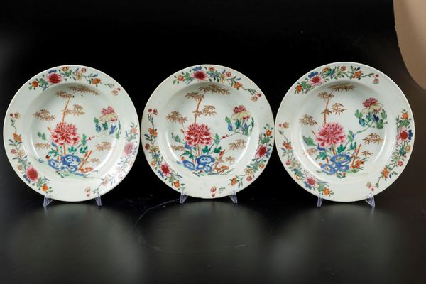 Tre piatti in porcellana Famiglia Rosa con peonie e decori floreali, Cina, Dinastia Qing, epoca Qianlong (1736-1796)  - Asta Arte Orientale - Associazione Nazionale - Case d'Asta italiane