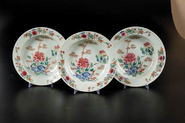 Tre piatti in porcellana Famiglia Rosa con peonie e decori floreali, Cina, Dinastia Qing, epoca Qianlong (1736-1796)  - Asta Arte Orientale - Associazione Nazionale - Case d'Asta italiane