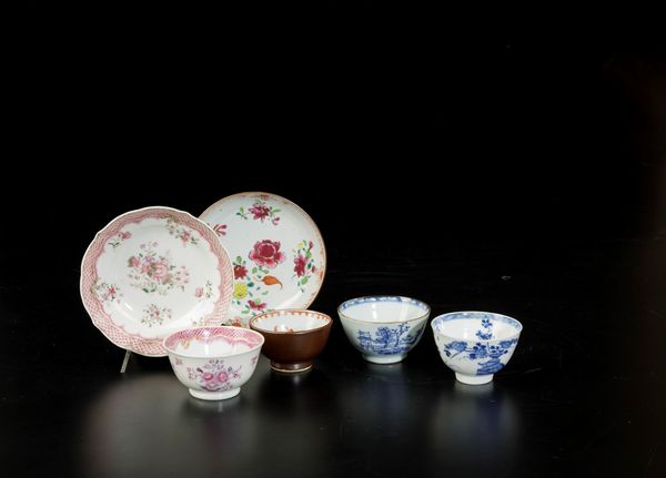 Lotto composto da due ciotoline in porcellana bianca e blu e due ciotoline con piattini in porcellana Famiglia Rosa, Cina, Dinastia Qing, XVII-XVIII secolo  - Asta Arte Orientale - Associazione Nazionale - Case d'Asta italiane
