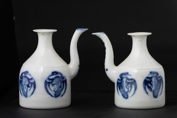 Coppia di versatoi in porcellana bianca e blu con figure di volatili con coppia di coppette, Giappone, periodo Meiji (1868-1912)  - Asta Arte Orientale - Associazione Nazionale - Case d'Asta italiane