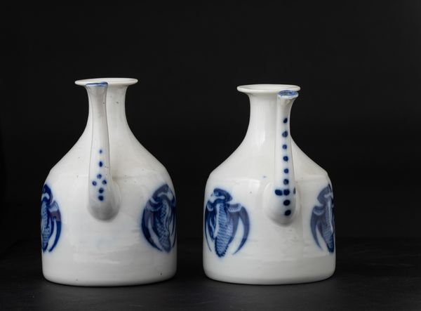 Coppia di versatoi in porcellana bianca e blu con figure di volatili con coppia di coppette, Giappone, periodo Meiji (1868-1912)  - Asta Arte Orientale - Associazione Nazionale - Case d'Asta italiane