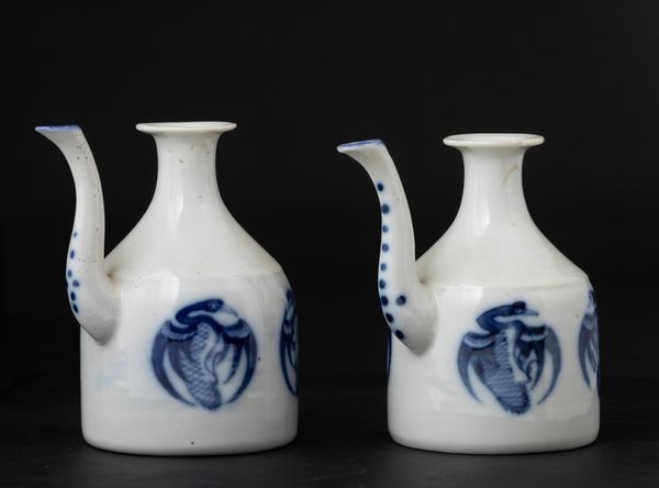 Coppia di versatoi in porcellana bianca e blu con figure di volatili con coppia di coppette, Giappone, periodo Meiji (1868-1912)  - Asta Arte Orientale - Associazione Nazionale - Case d'Asta italiane