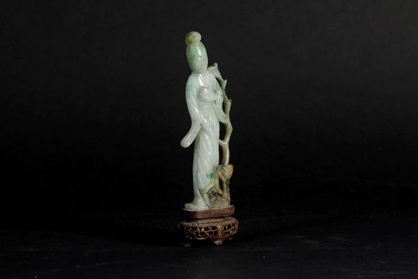 Figura di dama con ramo fiorito scolpita in giadeite, Cina, inizi XX secolo  - Asta Arte Orientale - Associazione Nazionale - Case d'Asta italiane