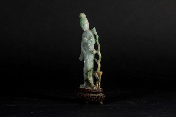 Figura di dama con ramo fiorito scolpita in giadeite, Cina, inizi XX secolo  - Asta Arte Orientale - Associazione Nazionale - Case d'Asta italiane