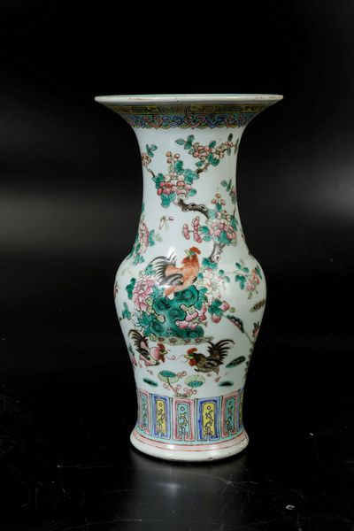 Vaso in porcellana sui toni della Famiglia Rosa raffigurante galli entro paesaggio, Cina, Dinastia Qing, XIX secolo  - Asta Arte Orientale - Associazione Nazionale - Case d'Asta italiane