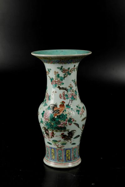 Vaso in porcellana sui toni della Famiglia Rosa raffigurante galli entro paesaggio, Cina, Dinastia Qing, XIX secolo  - Asta Arte Orientale - Associazione Nazionale - Case d'Asta italiane