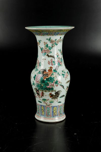 Vaso in porcellana sui toni della Famiglia Rosa raffigurante galli entro paesaggio, Cina, Dinastia Qing, XIX secolo  - Asta Arte Orientale - Associazione Nazionale - Case d'Asta italiane