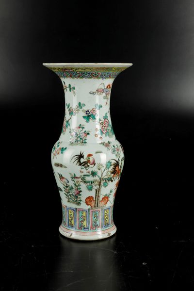 Vaso in porcellana sui toni della Famiglia Rosa raffigurante galli entro paesaggio, Cina, Dinastia Qing, XIX secolo  - Asta Arte Orientale - Associazione Nazionale - Case d'Asta italiane