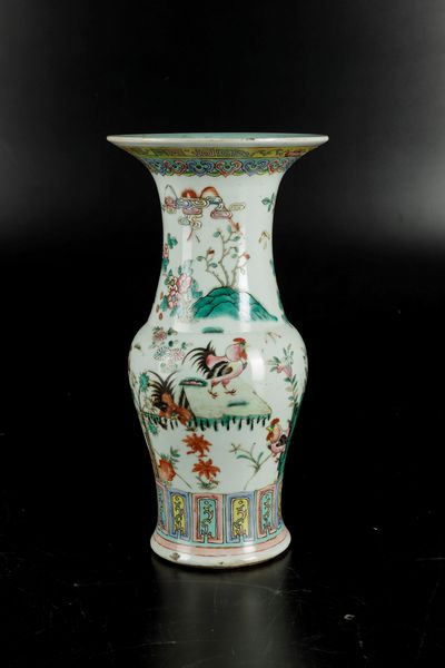 Vaso in porcellana sui toni della Famiglia Rosa raffigurante galli entro paesaggio, Cina, Dinastia Qing, XIX secolo  - Asta Arte Orientale - Associazione Nazionale - Case d'Asta italiane