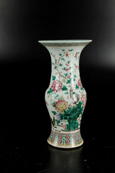 Vaso in porcellana sui toni della Famiglia Rosa raffigurante galli entro paesaggio e decori floreali, Cina, Dinastia Qing, XIX secolo  - Asta Arte Orientale - Associazione Nazionale - Case d'Asta italiane