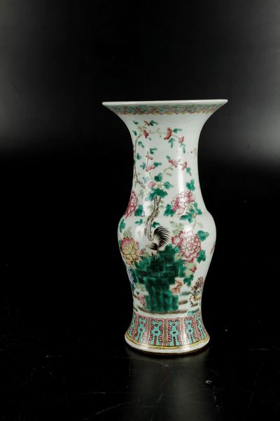 Vaso in porcellana sui toni della Famiglia Rosa raffigurante galli entro paesaggio e decori floreali, Cina, Dinastia Qing, XIX secolo  - Asta Arte Orientale - Associazione Nazionale - Case d'Asta italiane