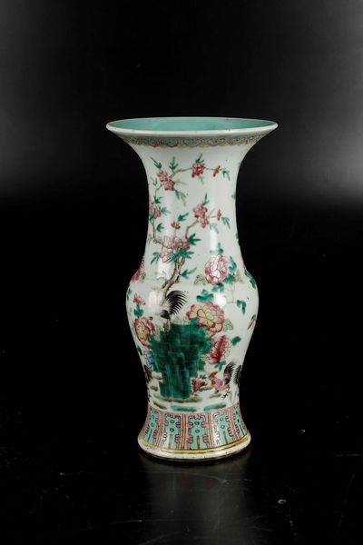 Vaso in porcellana sui toni della Famiglia Rosa raffigurante galli entro paesaggio e decori floreali, Cina, Dinastia Qing, XIX secolo  - Asta Arte Orientale - Associazione Nazionale - Case d'Asta italiane