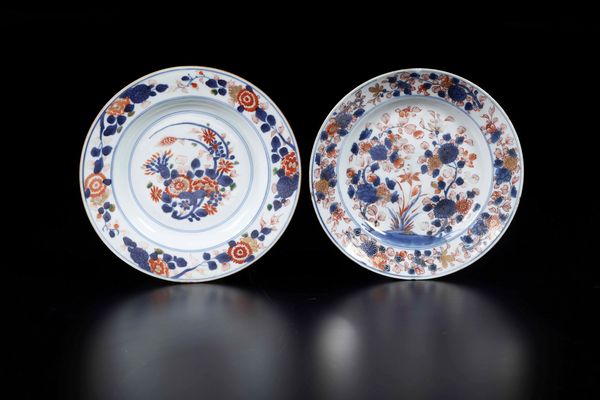 Due piatti in porcellana Imari con decori floreali e soggetto naturalistico, Cina, Dinastia Qing, epoca Qianlong (1736-1796)  - Asta Arte Orientale - Associazione Nazionale - Case d'Asta italiane