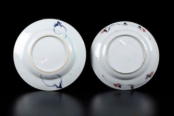 Due piatti in porcellana Imari con decori floreali e soggetto naturalistico, Cina, Dinastia Qing, epoca Qianlong (1736-1796)  - Asta Arte Orientale - Associazione Nazionale - Case d'Asta italiane