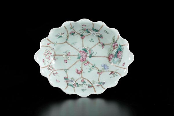 Alzata in porcellana sui toni della Famiglia Rosa con decori floreali, Cina, Dinastia Qing, XIX secolo  - Asta Arte Orientale - Associazione Nazionale - Case d'Asta italiane
