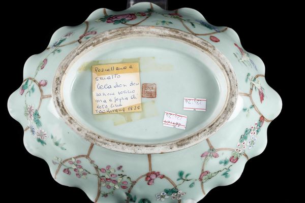 Alzata in porcellana sui toni della Famiglia Rosa con decori floreali, Cina, Dinastia Qing, XIX secolo  - Asta Arte Orientale - Associazione Nazionale - Case d'Asta italiane