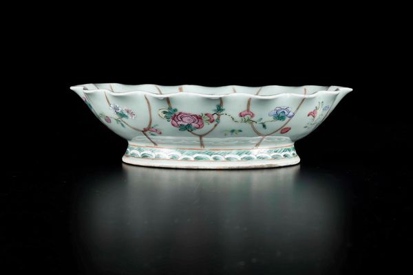 Alzata in porcellana sui toni della Famiglia Rosa con decori floreali, Cina, Dinastia Qing, XIX secolo  - Asta Arte Orientale - Associazione Nazionale - Case d'Asta italiane