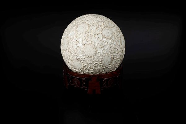 Sfera in porcellana Blanc de Chine con decori floreali a rilievo, Cina, Dinastia Qing, XIX secolo  - Asta Arte Orientale - Associazione Nazionale - Case d'Asta italiane