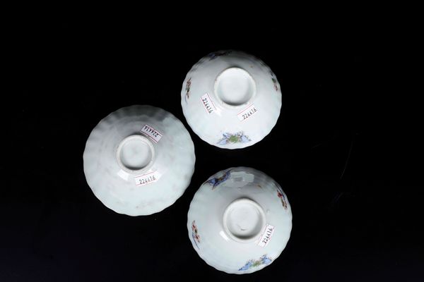 Tre piccole ciotole in porcellana con decoro di farfalle e uccellini tra i rami, Cina, Dinastia Qing, XIX secolo  - Asta Arte Orientale - Associazione Nazionale - Case d'Asta italiane
