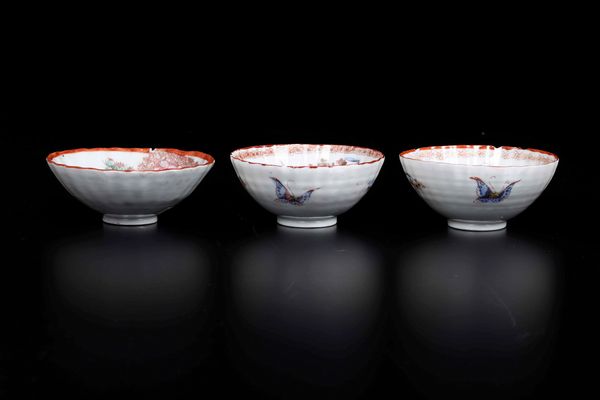 Tre piccole ciotole in porcellana con decoro di farfalle e uccellini tra i rami, Cina, Dinastia Qing, XIX secolo  - Asta Arte Orientale - Associazione Nazionale - Case d'Asta italiane