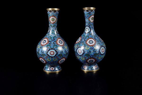 Coppia di vasi a bottiglia a smalti cloisonn� con decori vegetali e a fiore do loto, Cina, Dinastia Qing, XIX secolo  - Asta Arte Orientale - Associazione Nazionale - Case d'Asta italiane