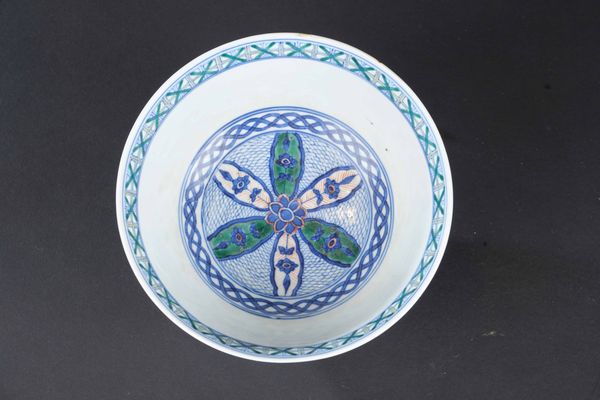 Coppia di ciotole in porcellana Famiglia Verde con figure di saggi entro riserve, Cina, Dinastia Qing, XIX secolo  - Asta Arte Orientale - Associazione Nazionale - Case d'Asta italiane